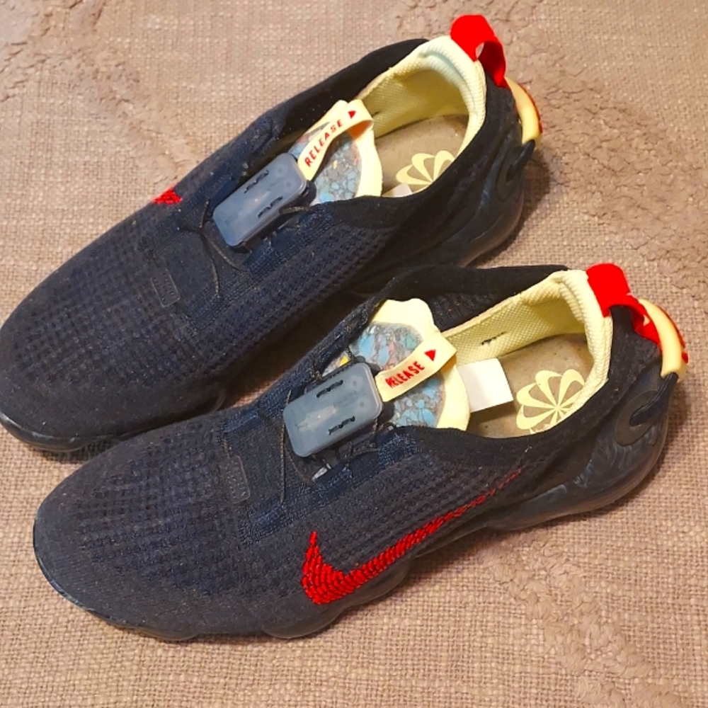 Mens Nike Release Lock. Size 9. Blue